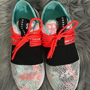 Women’s under armour breathe lace